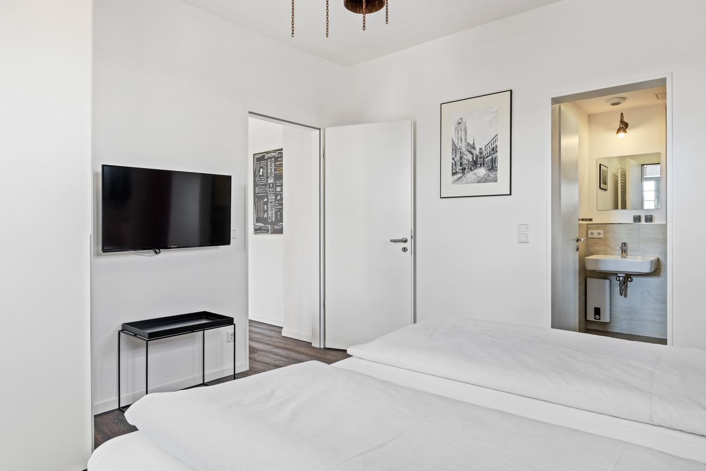 Ohlerich Speicher Ohlerich Speicher 4-22 Wismar - Schlafzimmer mit Doppelbett und Flatscreen TV - gbmv0-01 - Großenbrode