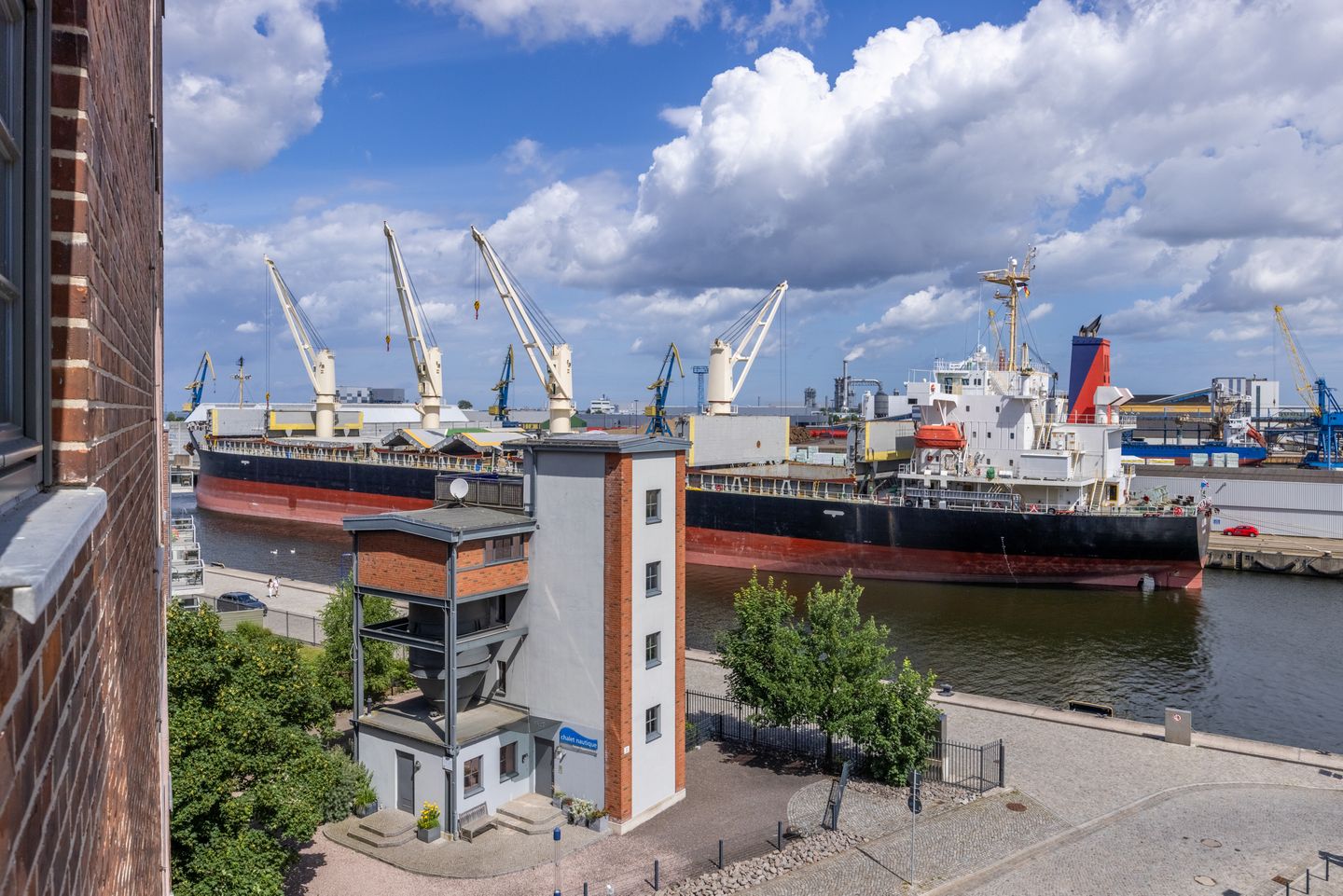 Ohlerich Speicher Ohlerich Speicher 4-22 Wismar - Balkon mit Gartenmöbeln