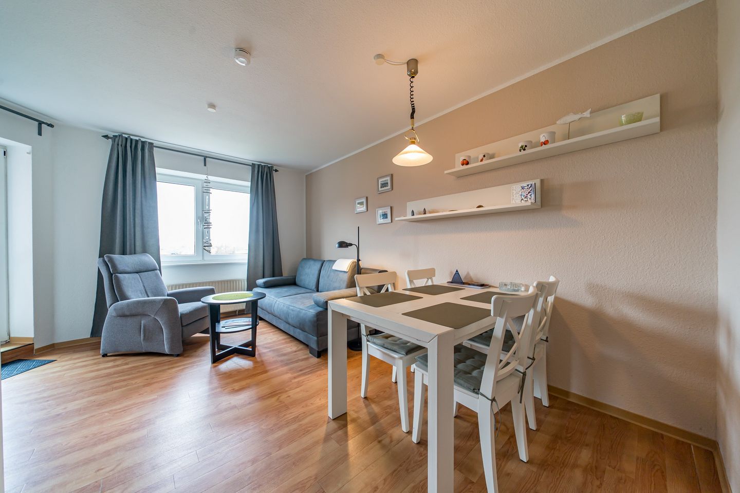 Hus Jadekieker Hus Jadekieker 08 Schillig - Wohn-Essbereich mit Couch und Esstisch