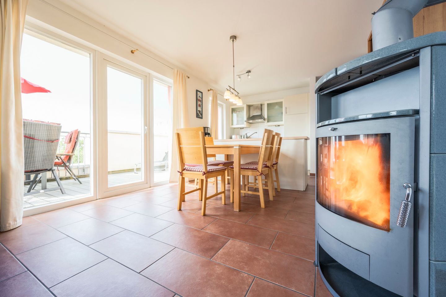 NordseeResort Friesland NordseeResort Friesland 52-4-S Schillig - Wohn-Essbereich mit Esstisch und Kamin