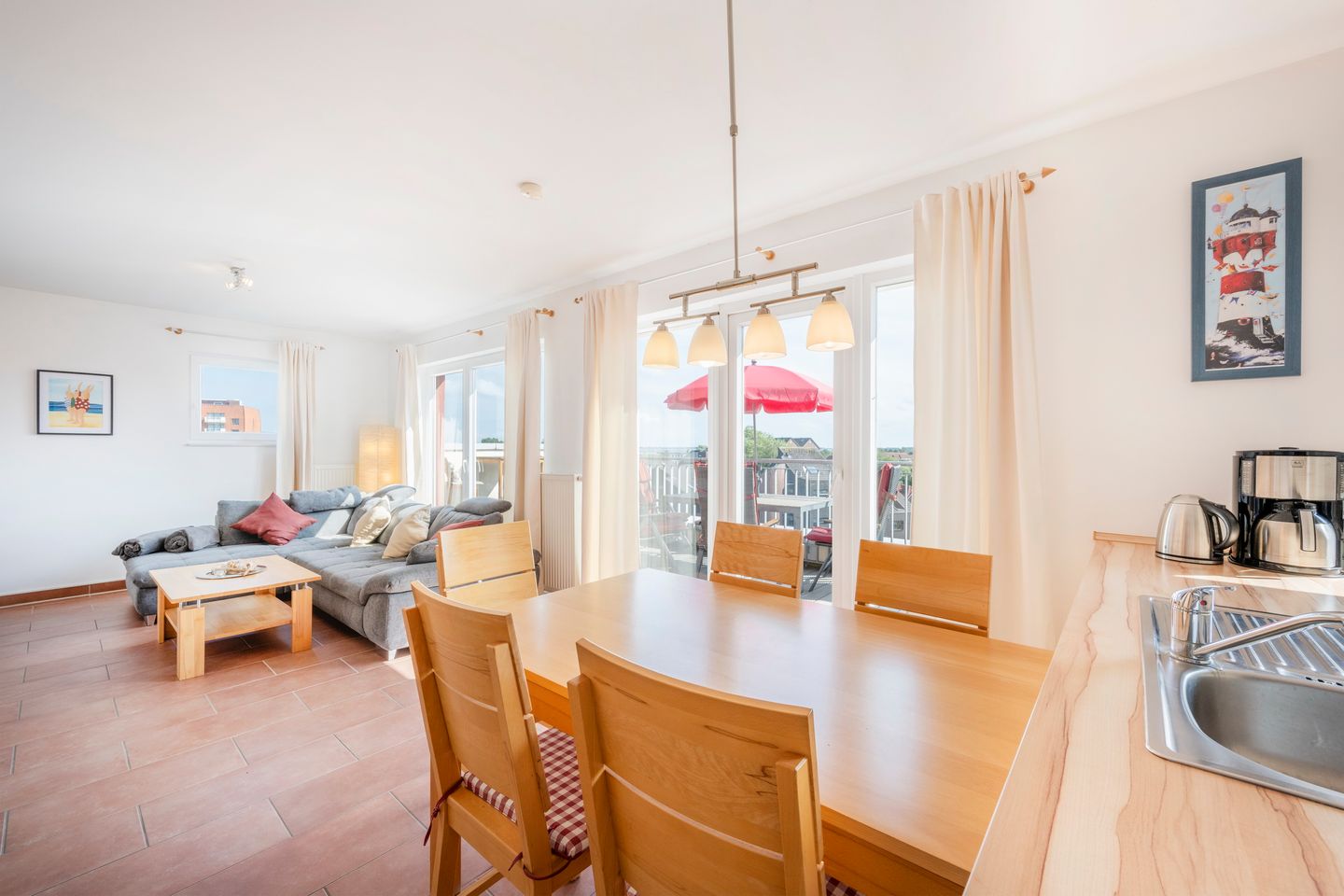 NordseeResort Friesland NordseeResort Friesland 52-4-S Schillig - Wohn-Essbereich mit Couch und Esstisch