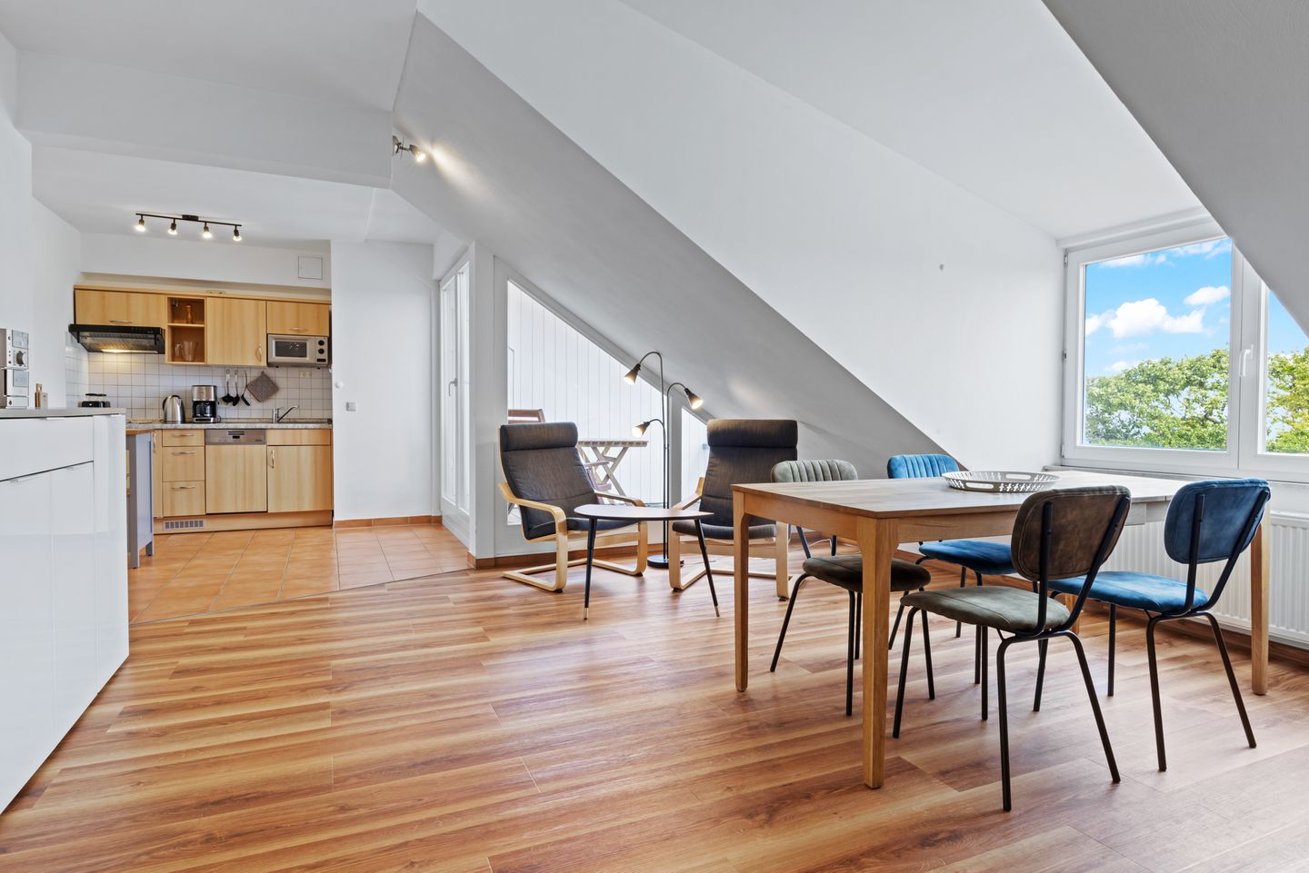 Meeresblick Meeresblick 501 Kühlungsborn - Wohn-Essbereich mit Esstisch, Sitzgelegenheit und Küchenzeile