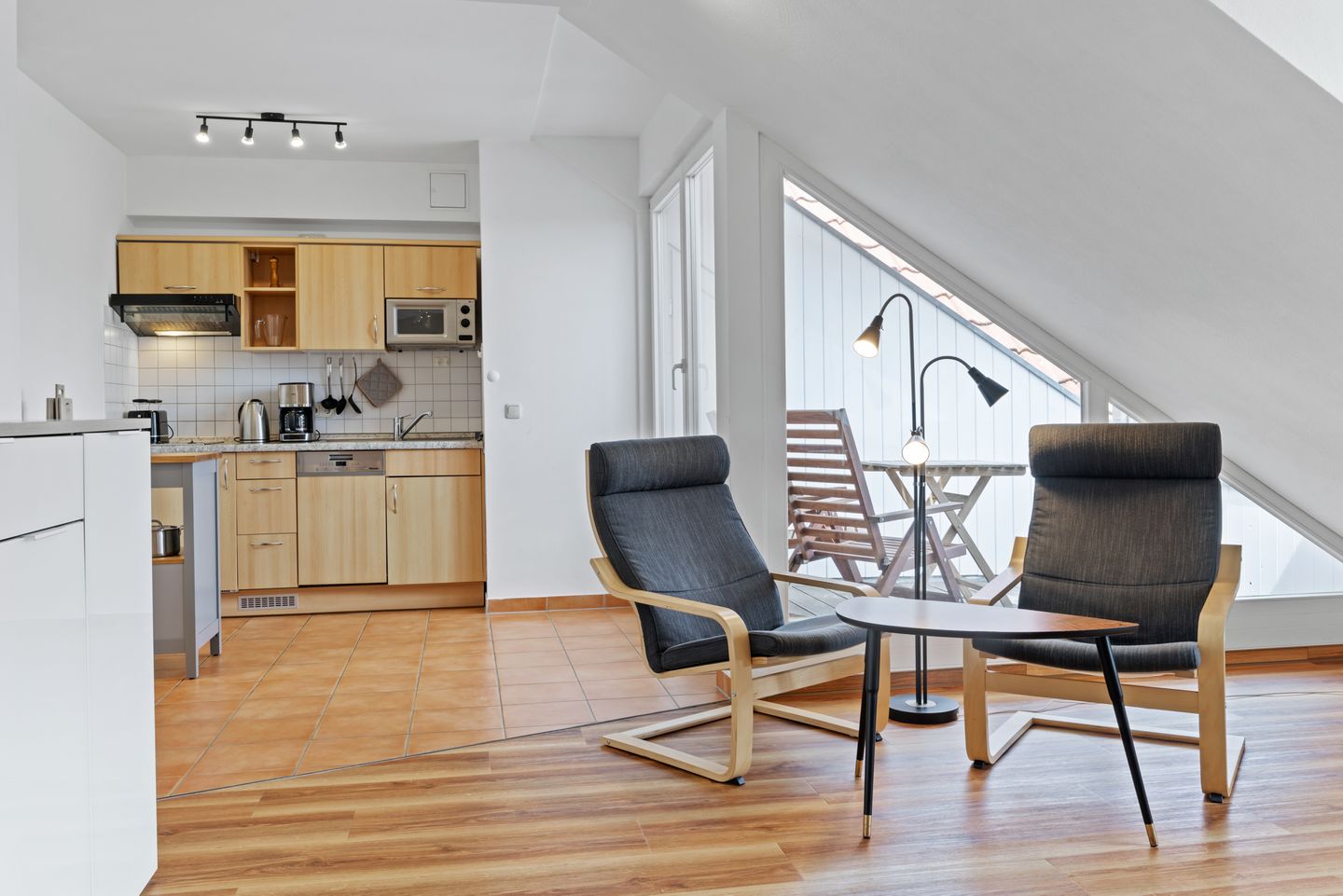 Meeresblick Meeresblick 501 Kühlungsborn - Wohn-Essbereich mit Esstisch, Sitzgelegenheit und Küchenzeile