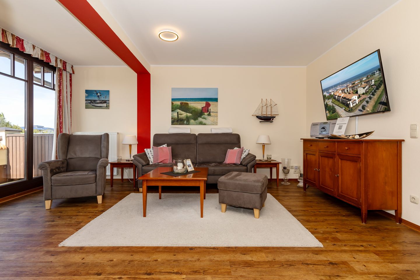 Urlaubsräume am Meer Urlaubsräume am Meer 4-9 Kühlungsborn - Wohn-Essbereich mit Couch