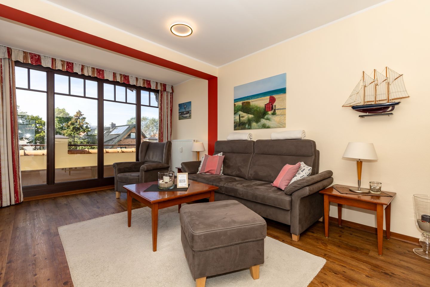 Urlaubsräume am Meer Urlaubsräume am Meer 4-9 Kühlungsborn - Wohn-Essbereich mit Couch