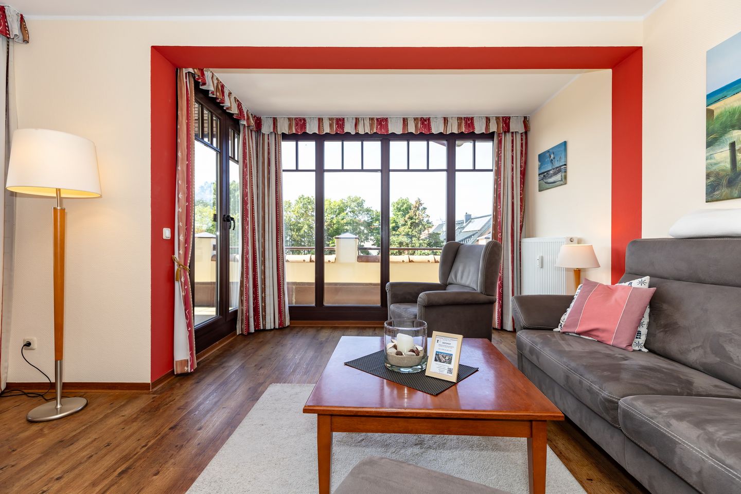 Urlaubsräume am Meer Urlaubsräume am Meer 4-9 Kühlungsborn - Wohn-Essbereich mit Couch