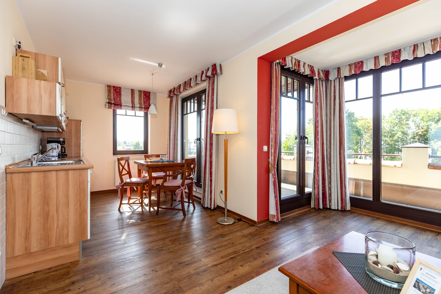 Urlaubsräume am Meer Urlaubsräume am Meer 4-9 Kühlungsborn - Wohn-Essbereich mit Couch und Küchenzeile