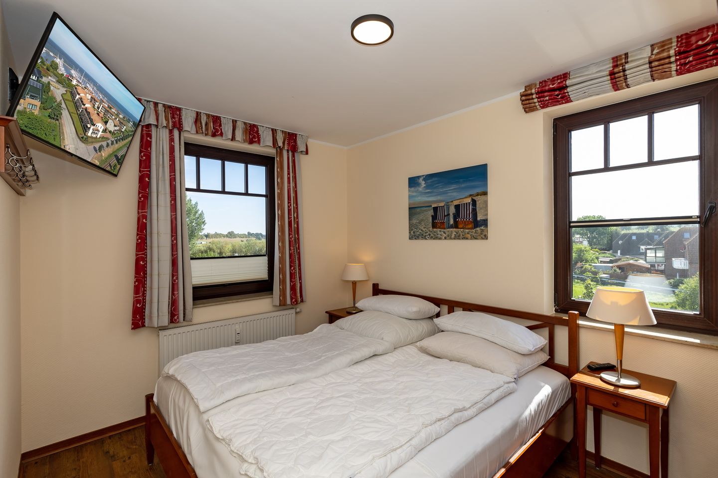 Urlaubsräume am Meer Urlaubsräume am Meer 4-9 Kühlungsborn - Schlafzimmer mit Doppelbett und Flatscreen TV