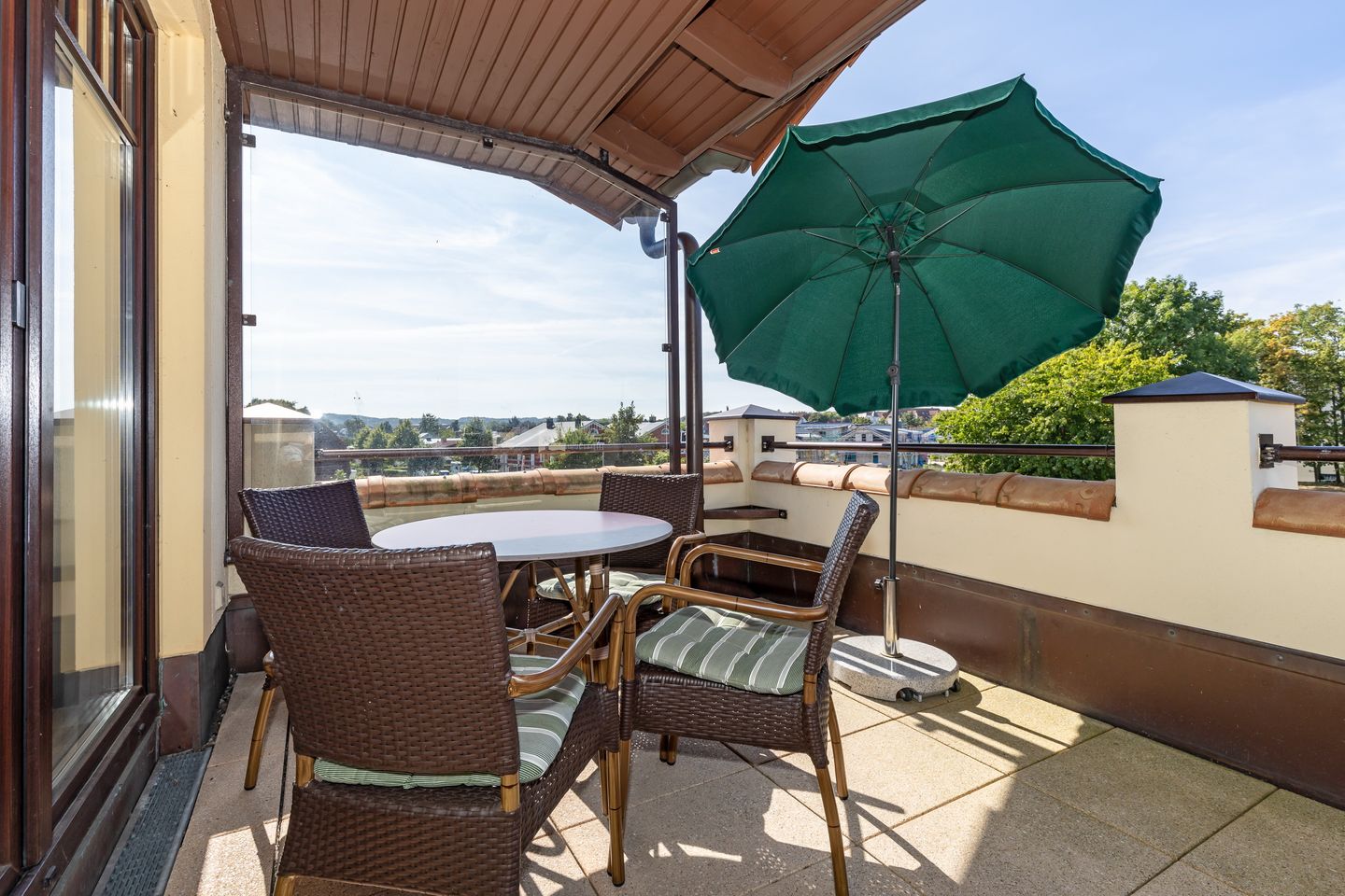 Urlaubsräume am Meer Urlaubsräume am Meer 4-9 Kühlungsborn - Überdachter Balkon mit Sitzgelegenheit