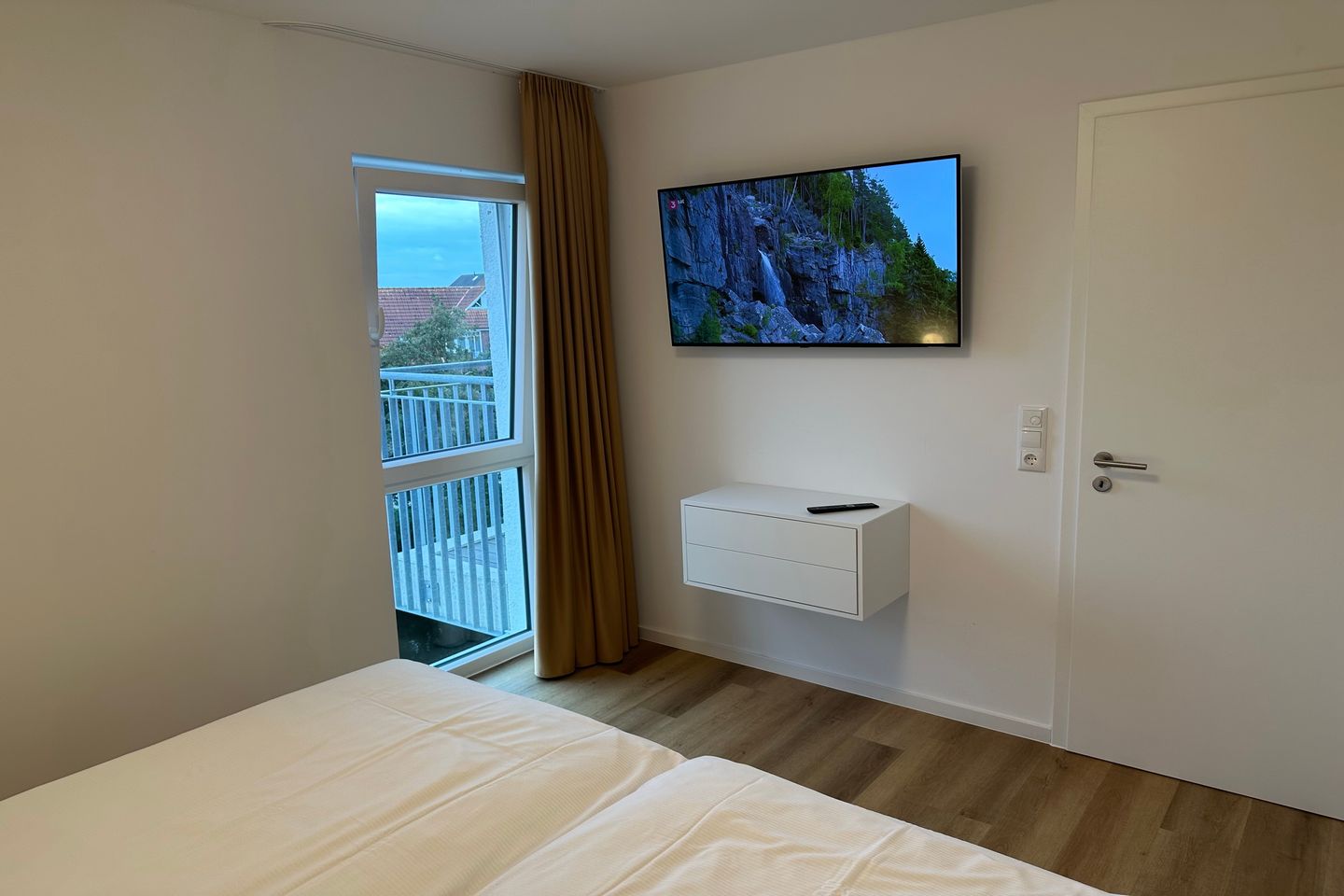 NordseeResort Friesland Nordseeresort Friesland 50-3-m Schillig - Schlafzimmer mit Doppelbett und Flatscreen TV - gbmv0-01 - Großenbrode