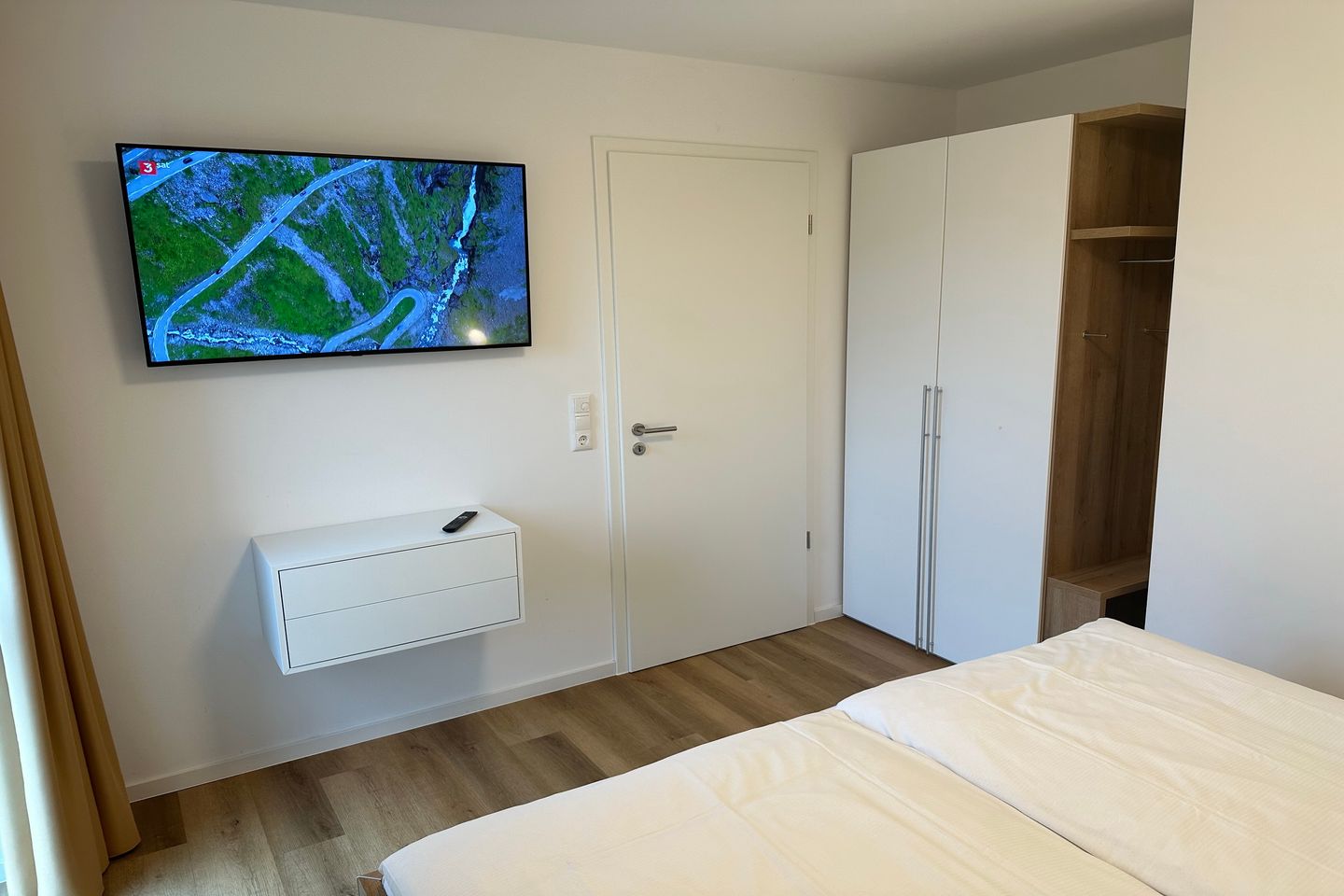 NordseeResort Friesland Nordseeresort Friesland 50-3-m Schillig - Schlafzimmer mit Doppelbett und Flatscreen TV - gbmv0-01 - Großenbrode