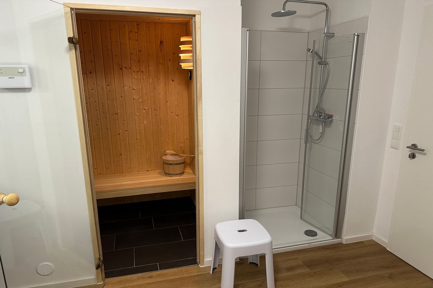 NordseeResort Friesland Nordseeresort Friesland 50-3-m Schillig - Badezimmer mit Dusche und Sauna