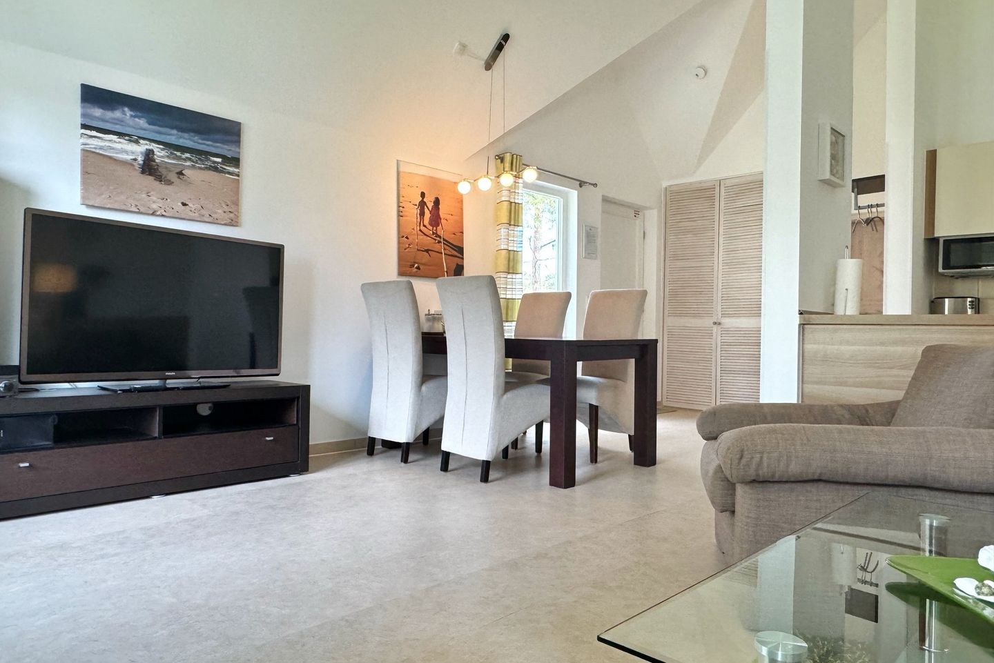 Ostseepark Rügen Ostseepark Rügen 17 Rügen - Wohn-Essbereich mit Couch und Flatscreen-TV