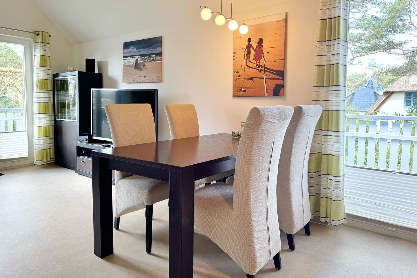 Ostseepark Rügen Ostseepark Rügen 17 Rügen - Wohn-Essbereich mit Esstisch und Sitzgelegenheit