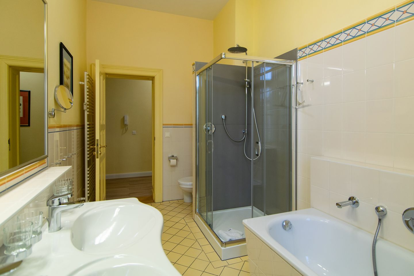 Villa am Ostseestrand Villa am Ostseestrand 208 Usedom - Badezimmer mit Dusche und Wanne