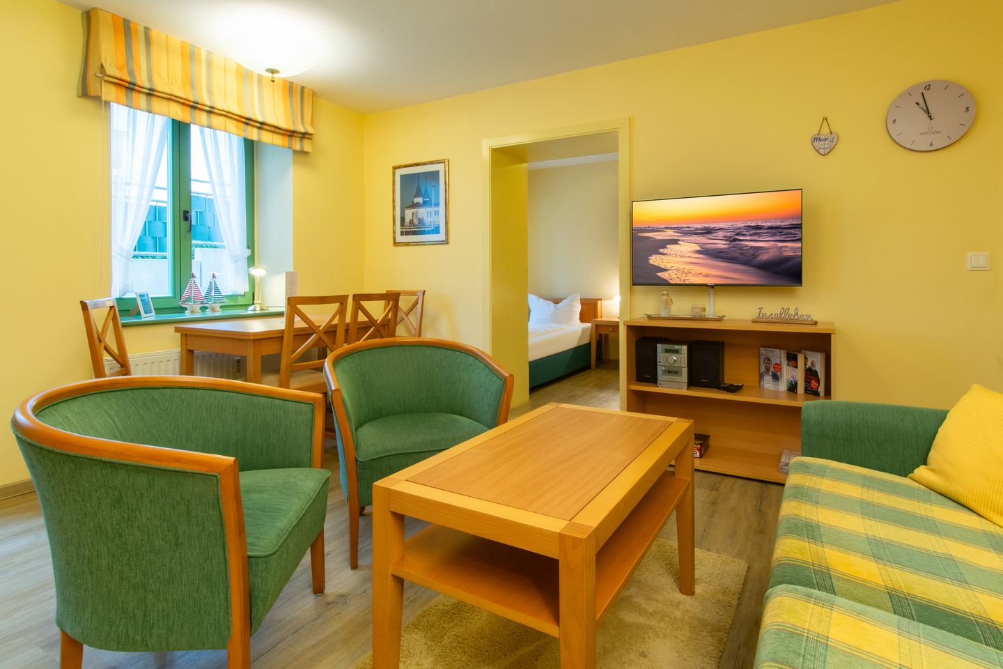 Villa am Ostseestrand Villa am Ostseestrand 002 Usedom - Wohn-Essbereich mit Couch und Flatscreen-TV