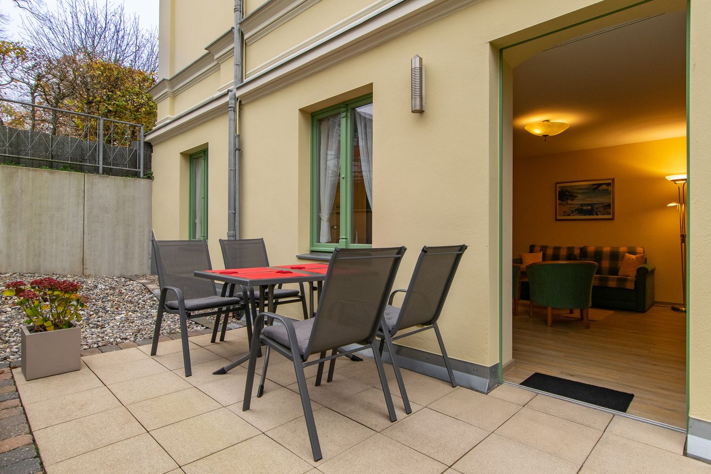 Villa am Ostseestrand Villa am Ostseestrand 002 Usedom - Terrasse mit Gartenmöbeln