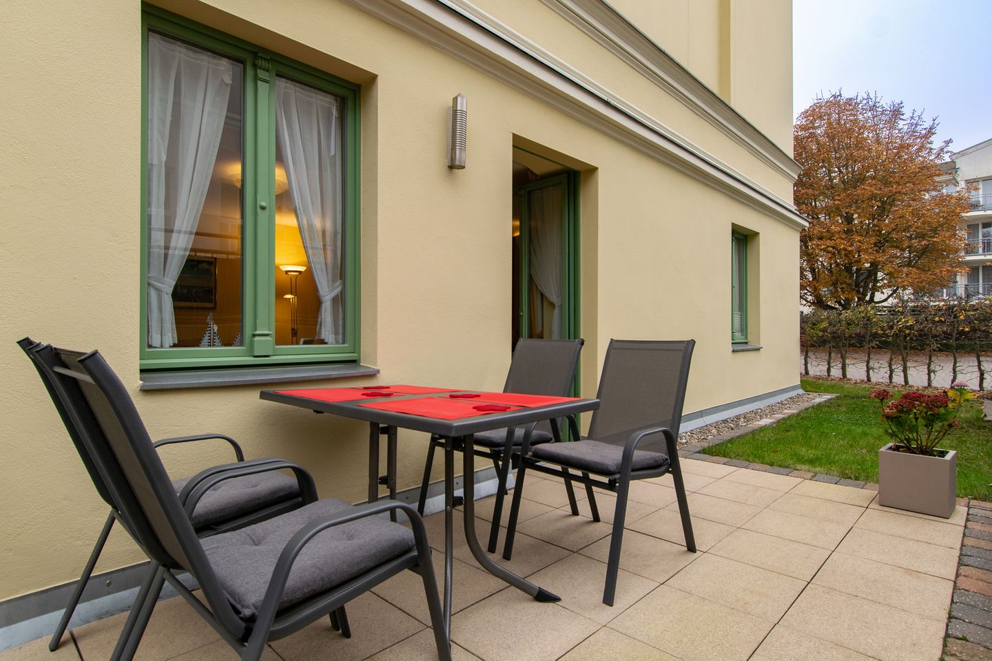 Villa am Ostseestrand Villa am Ostseestrand 002 Usedom - Terrasse mit Gartenmöbeln