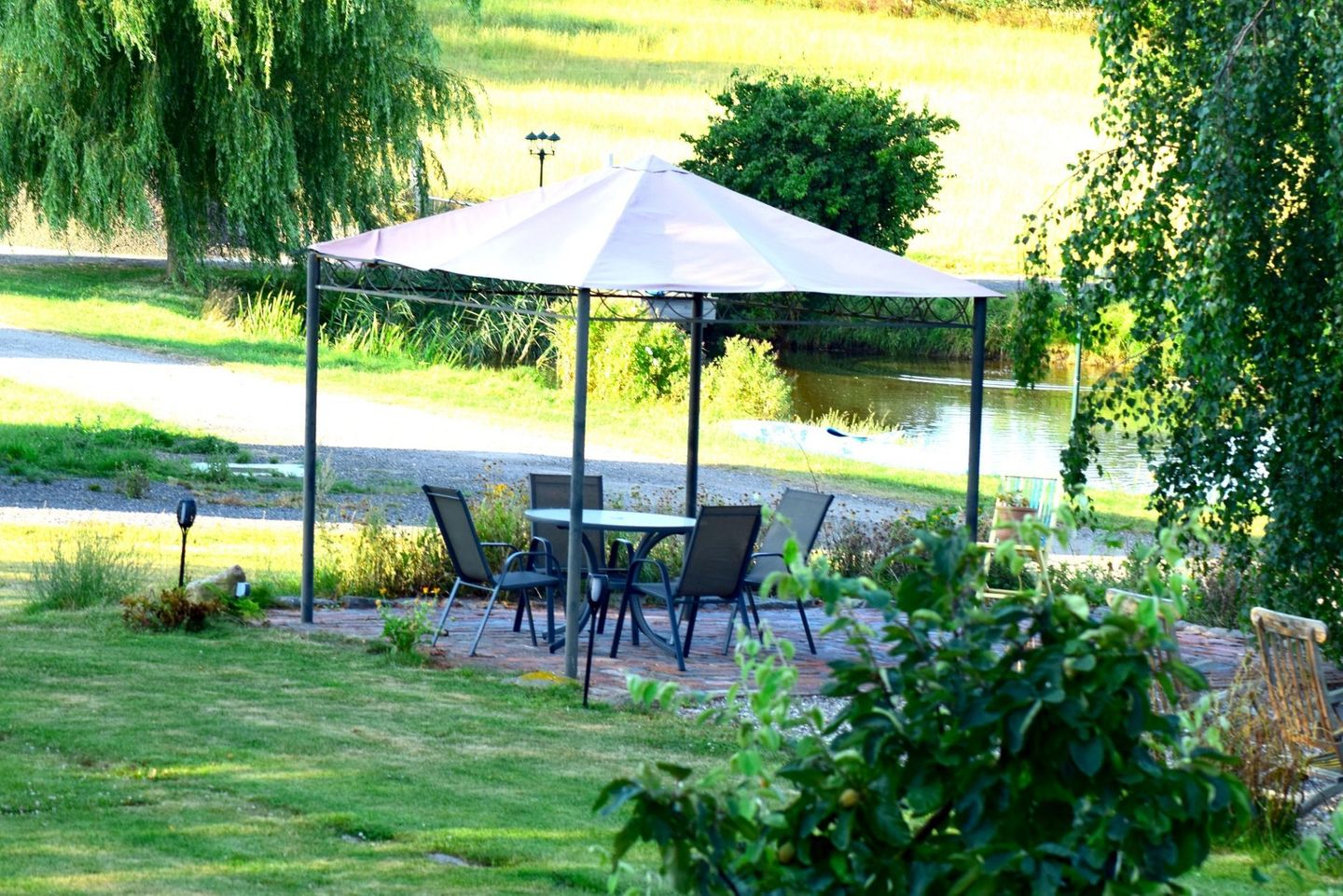 Große Schwalbe Kabelhorst - Garten