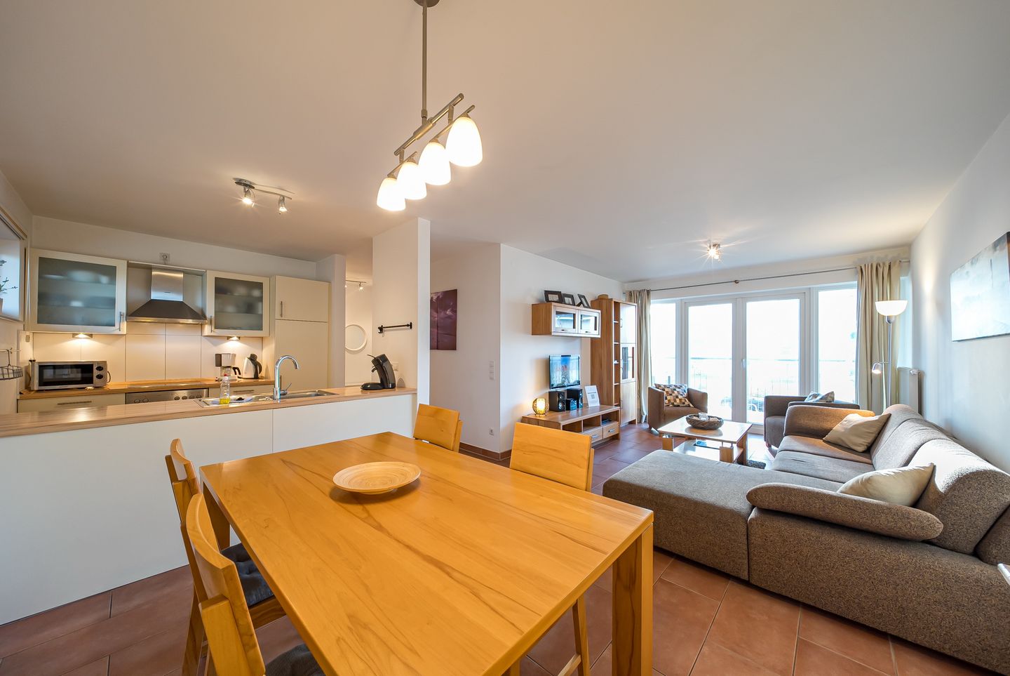 NordseeResort Friesland NordseeResort Friesland 51-1-M Schillig - Wohn-Essbereich mit Esstisch, Sitzgelegenheit und Küchenzeile