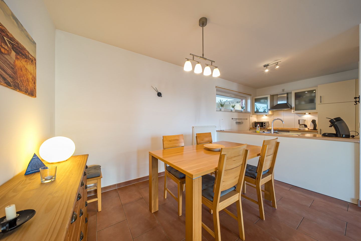 NordseeResort Friesland NordseeResort Friesland 51-1-M Schillig - Wohn-Essbereich mit Esstisch, Sitzgelegenheit und Küchenzeile