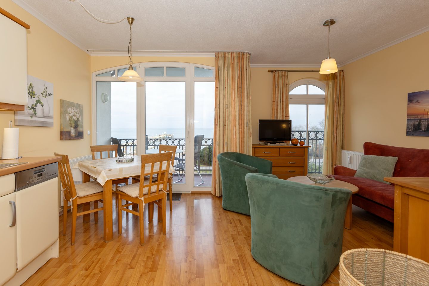 Apartmenthaus Atlantik Apartmenthaus Atlantik 212 Kühlungsborn - Wohn-Essbereich mit Couch und Flatscreen-TV