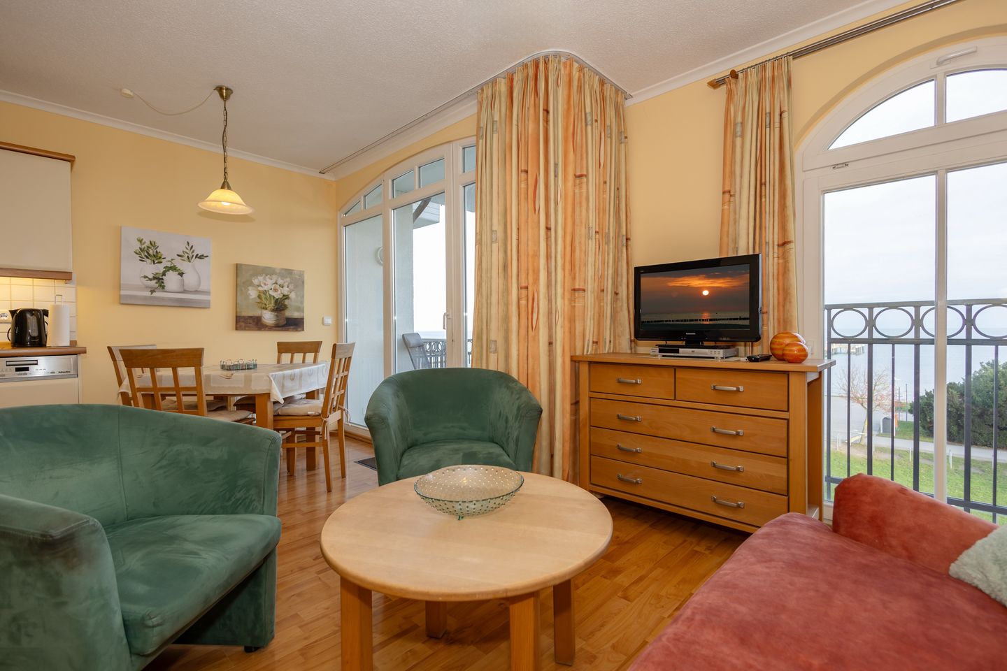 Apartmenthaus Atlantik Apartmenthaus Atlantik 212 Kühlungsborn - Wohn-Essbereich mit Couch und Flatscreen-TV