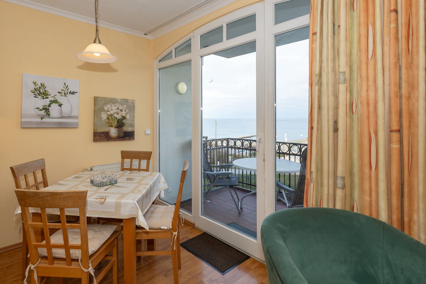 Apartmenthaus Atlantik Apartmenthaus Atlantik 212 Kühlungsborn - Wohn-Essbereich mit Couch und Esstisch