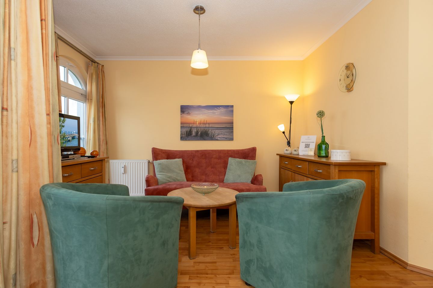 Apartmenthaus Atlantik Apartmenthaus Atlantik 212 Kühlungsborn - Wohn-Essbereich mit Couch und Flatscreen-TV