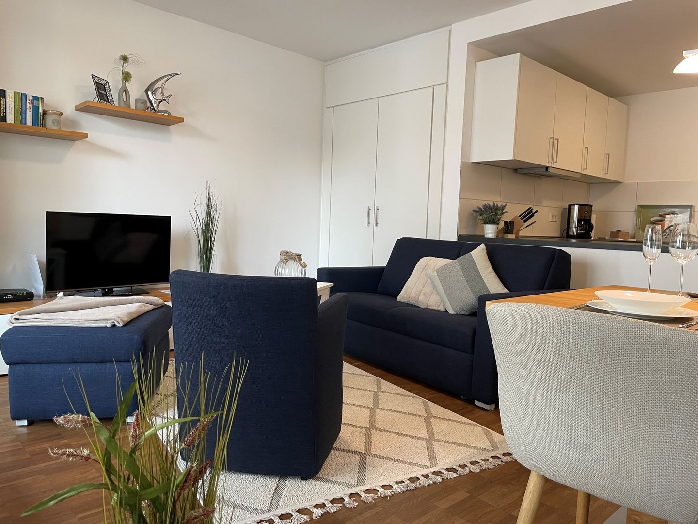 DünenResort Binz DünenResort Binz 419 Rügen - Wohn-Essbereich mit Couch und Flatscreen-TV