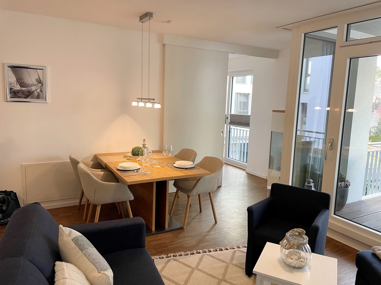 DünenResort Binz DünenResort Binz 419 Rügen - Wohn-Essbereich mit Esstisch und Sitzgelegenheit