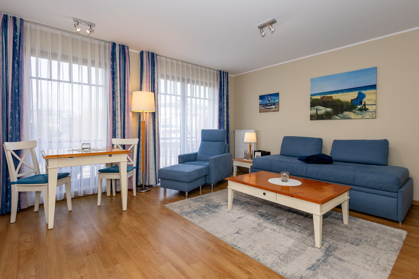 Urlaubsräume am Meer Urlaubsräume am Meer 1-11 Kühlungsborn - Wohn-Essbereich mit Couch