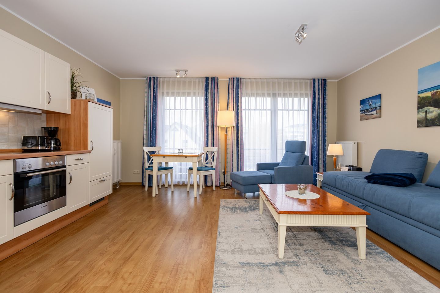 Urlaubsräume am Meer Urlaubsräume am Meer 1-11 Kühlungsborn - Wohn-Essbereich mit Couch und Küchenzeile