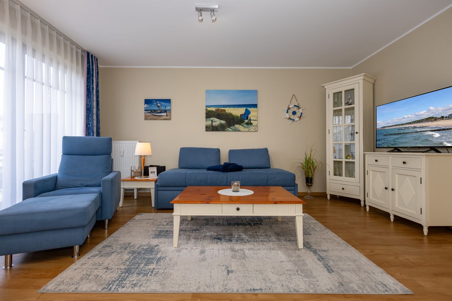 Urlaubsräume am Meer Urlaubsräume am Meer 1-11 Kühlungsborn - Wohn-Essbereich mit Couch