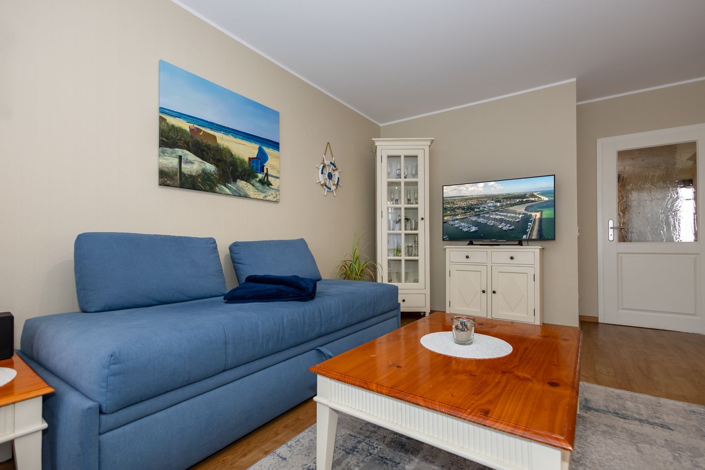 Urlaubsräume am Meer Urlaubsräume am Meer 1-11 Kühlungsborn - Wohn-Essbereich mit Couch