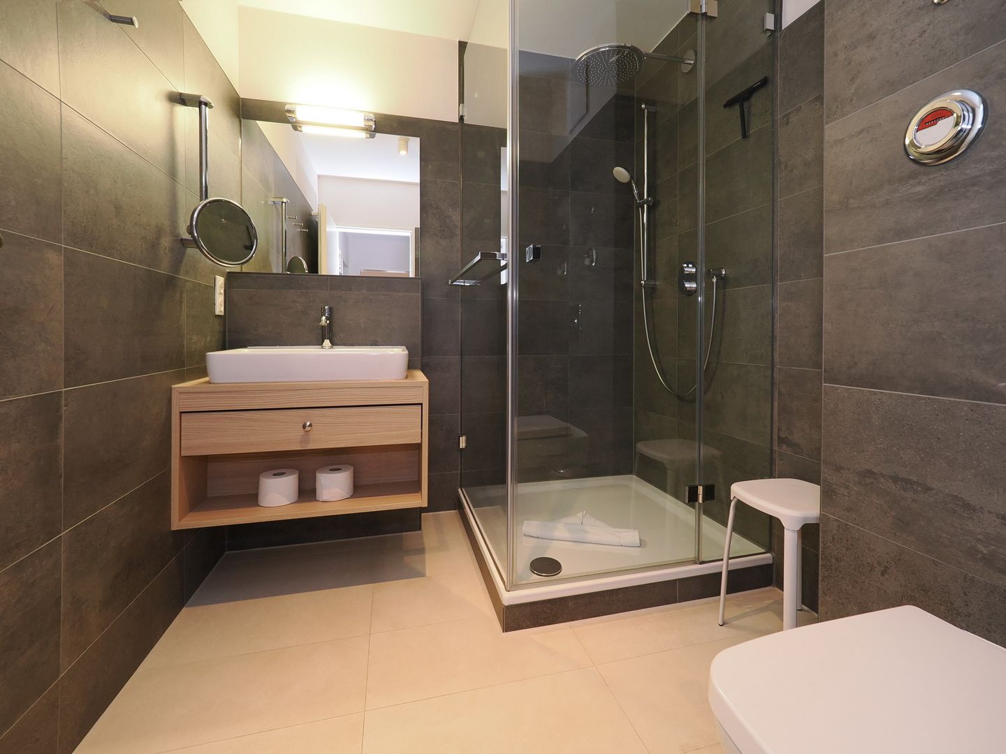 Seehof Seehof 121 Usedom - Badezimmer mit Dusche, WC, Waschtisch und Spiegel