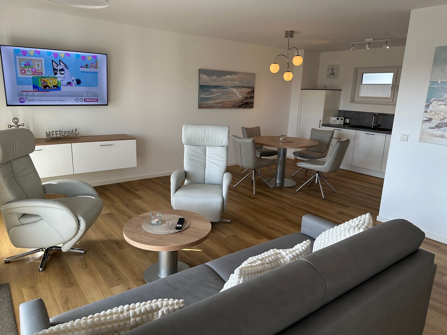 NordseeResort Friesland Nordseeresort Friesland 50-3-m Schillig - Wohn-Essbereich mit Flatscreen-TV