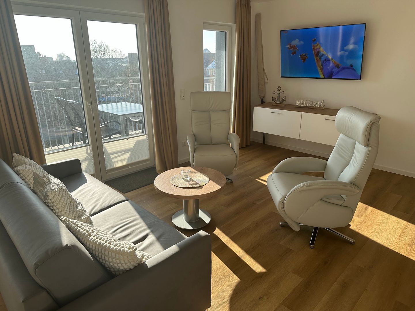 NordseeResort Friesland Nordseeresort Friesland 50-3-m Schillig - Wohn-Essbereich mit Flatscreen-TV