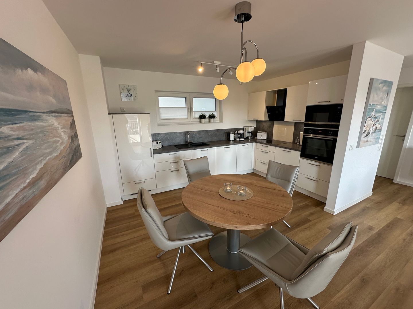 NordseeResort Friesland Nordseeresort Friesland 50-3-m Schillig - Küchenzeile mit Esstisch und Sitzgelegenheit