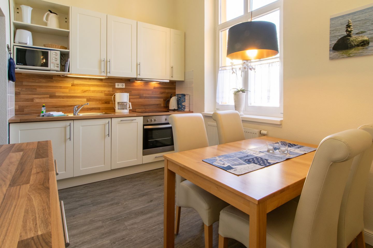 Strand-Park Strand-Park V11 Usedom - Küchenzeile mit Esstisch und Sitzgelegenheit