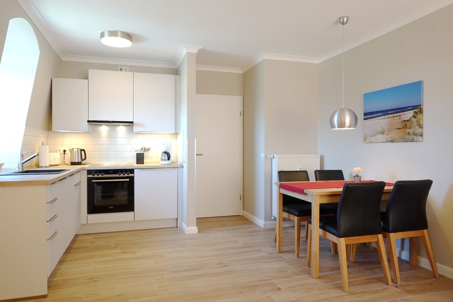 Apartment-Residenz Ostseestrand Apartment-Residenz Ostseestrand 33 Kühlungsborn - Wohn-Essbereich mit Couch und Küchenzeile