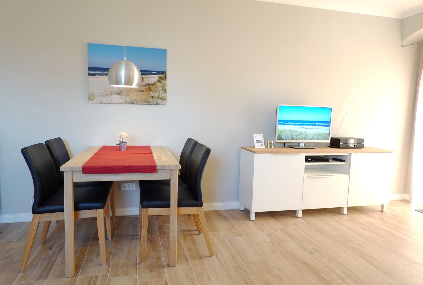 Apartment-Residenz Ostseestrand Apartment-Residenz Ostseestrand 33 Kühlungsborn - Wohn-Essbereich mit Esstisch und Sitzgelegenheit