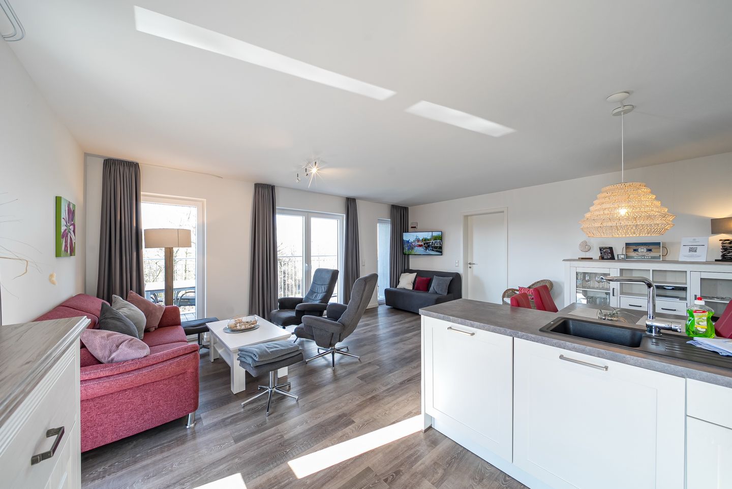 NordseeResort Friesland Nordseeresort Friesland 50-3-s Schillig - Wohn-Essbereich mit Couch und Küchenzeile