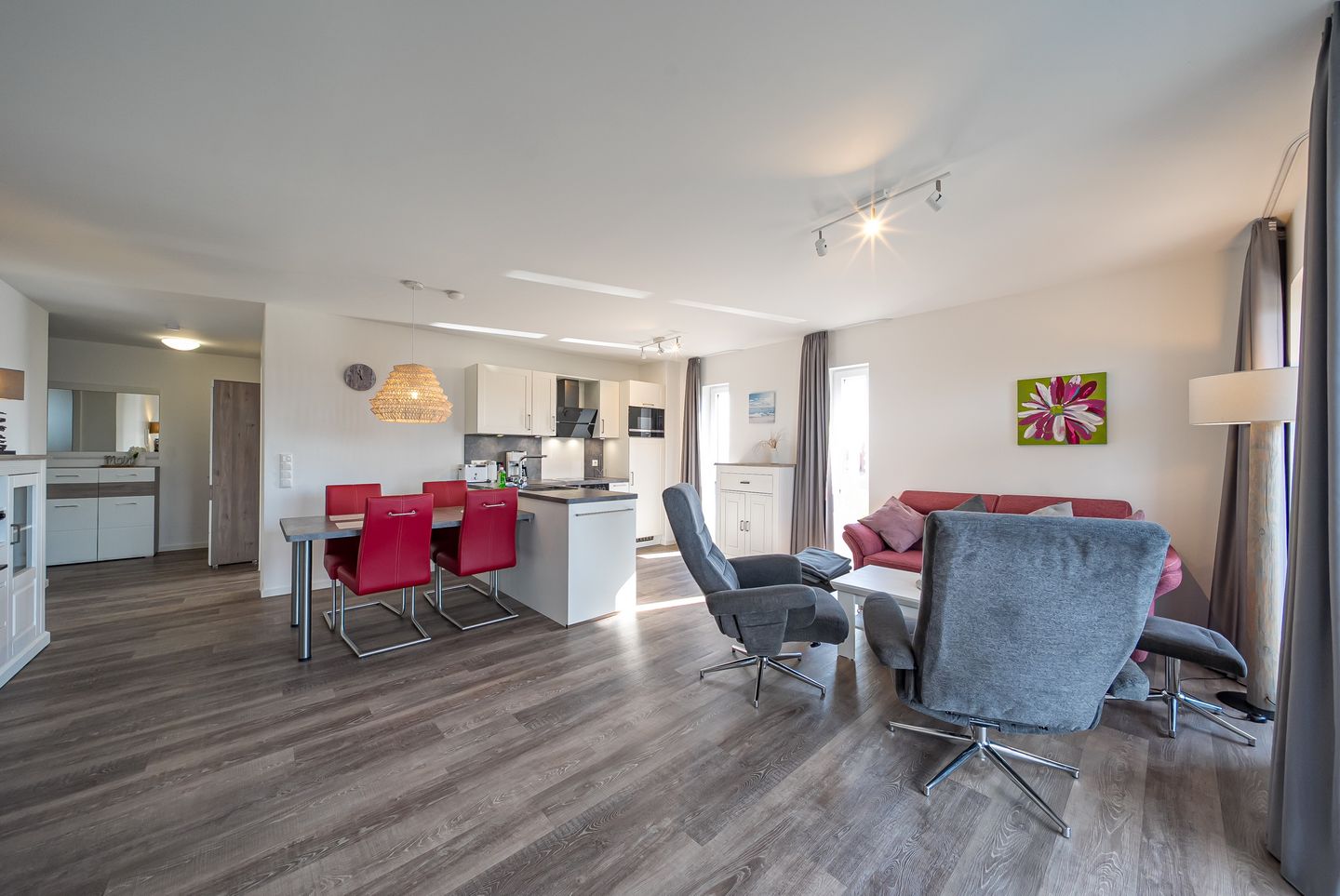 NordseeResort Friesland Nordseeresort Friesland 50-3-s Schillig - Wohn-Essbereich mit Couch und Esstisch