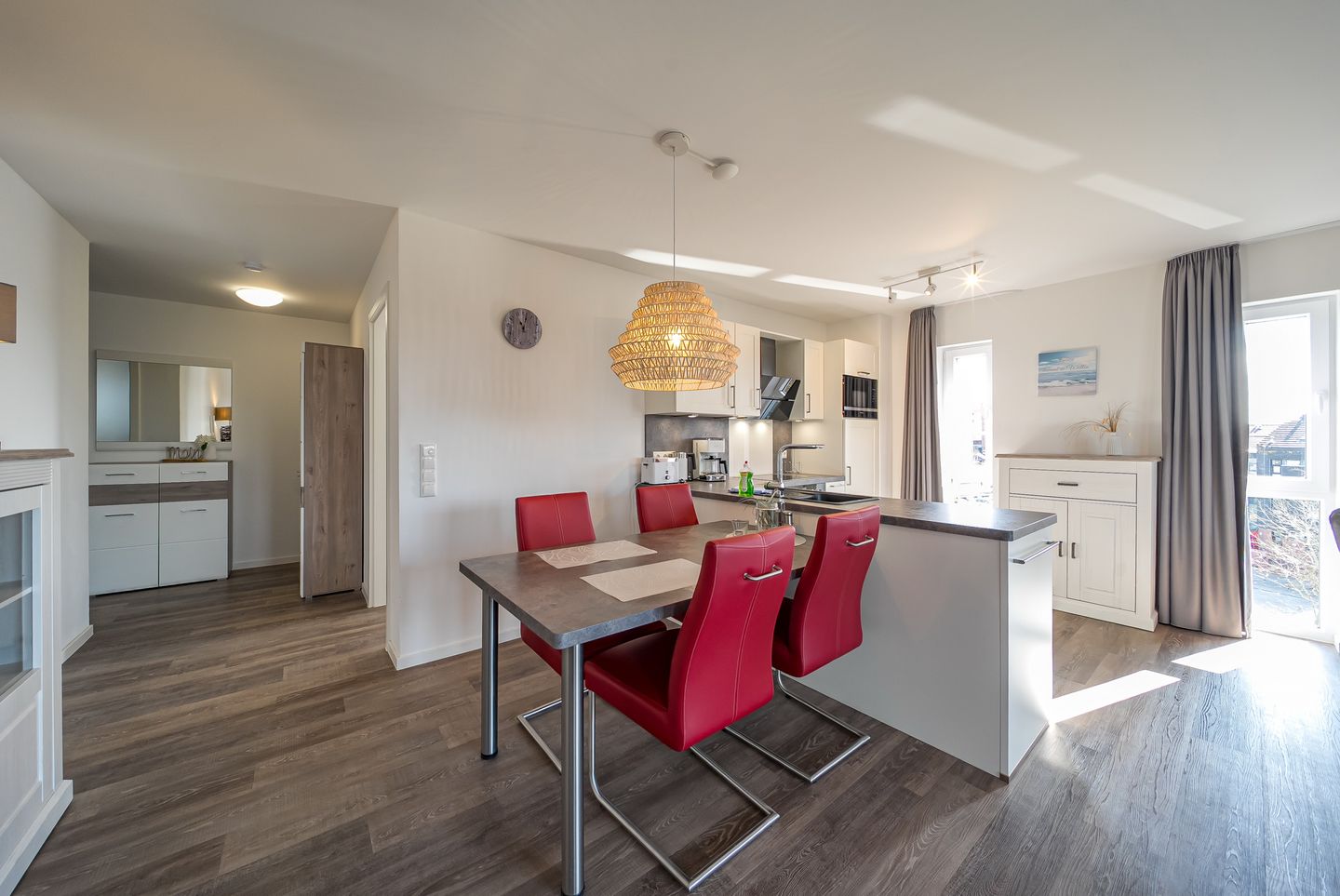 NordseeResort Friesland Nordseeresort Friesland 50-3-s Schillig - Wohn-Essbereich mit Esstisch, Sitzgelegenheit und Küchenzeile