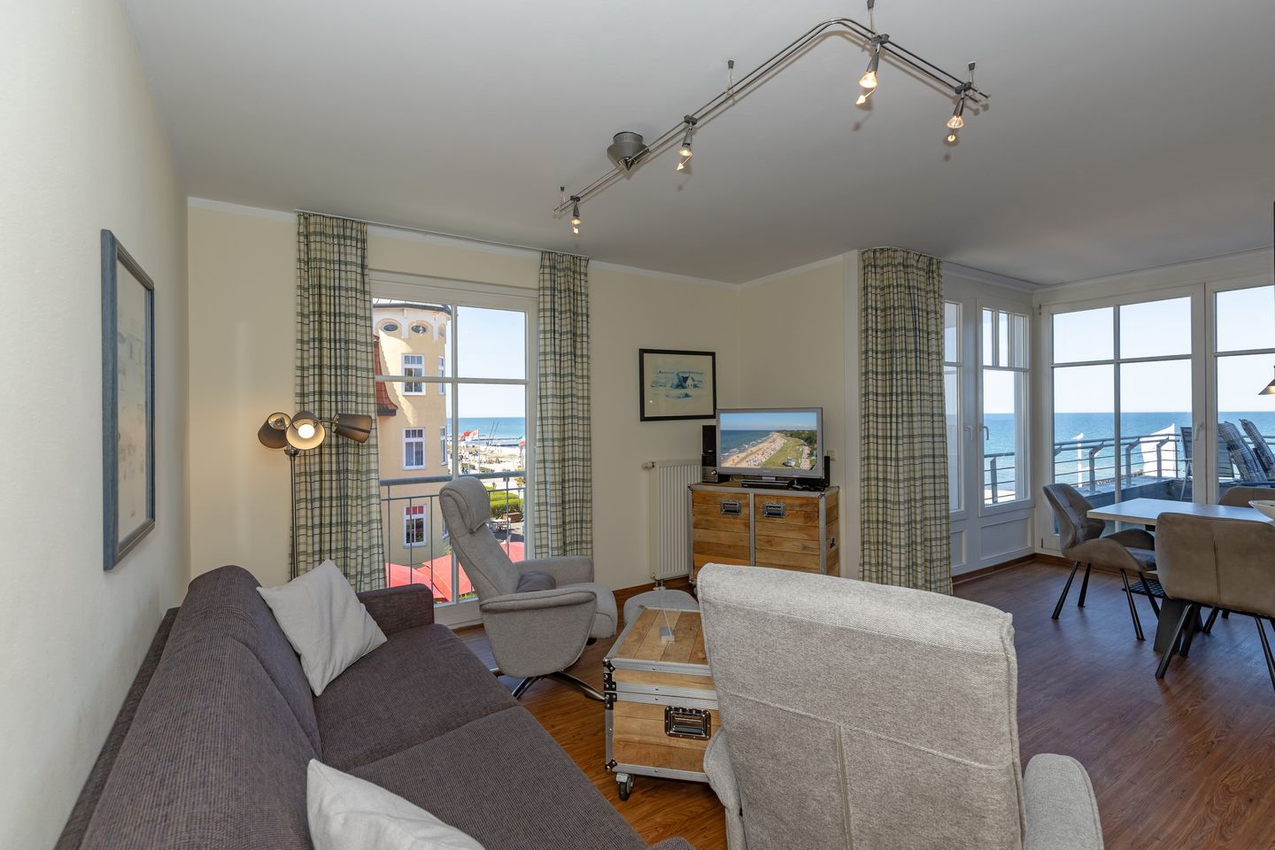 Meeresblick Meeresblick 223 Kühlungsborn - Wohnbereich mit Flatscreen-TV