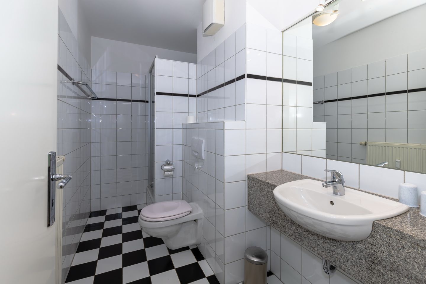 Meeresblick Meeresblick 223 Kühlungsborn - Badezimmer mit Dusche, Waschtisch und WC