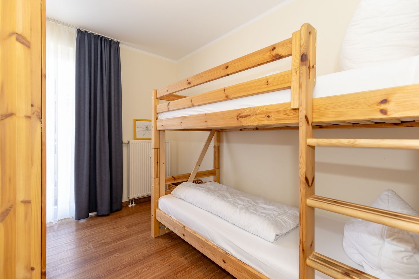 Meeresblick Meeresblick 223 Kühlungsborn - Schlafzimmer mit Etagenbett und Kleiderschrank