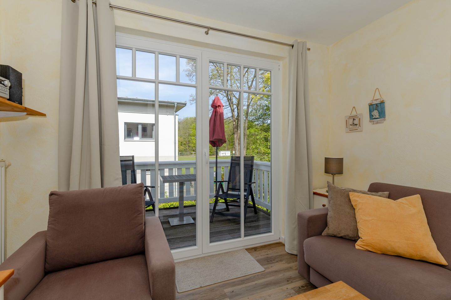 Strandstraße 32 Strandstraße 32-49 Kühlungsborn - Wohn-/Essbereich mit Couch