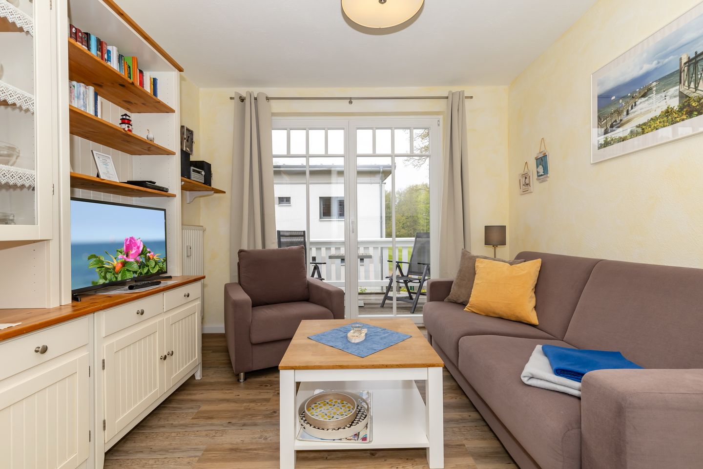 Strandstraße 32 Strandstraße 32-49 Kühlungsborn - Wohnbereich mit Flatscreen-TV